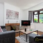 Spacious 3 Bed, 2 Min From A1, Durham